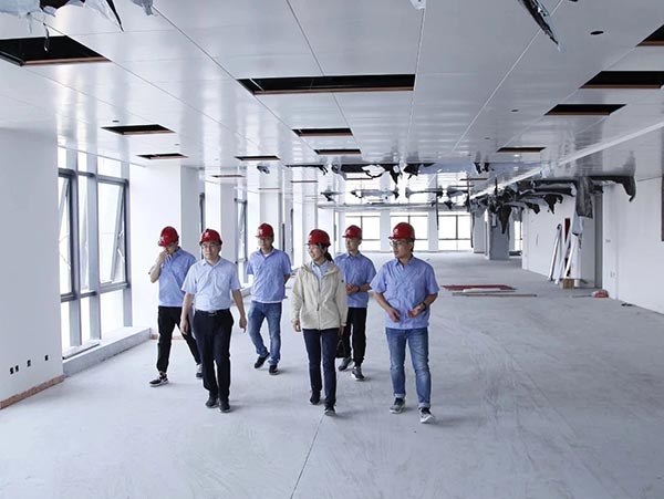 14-公司工會(huì)開展“夏送清涼”項(xiàng)目部慰問-2.jpg 14-公司工會(huì)開展“夏送清涼”項(xiàng)目部慰問-2.jpg